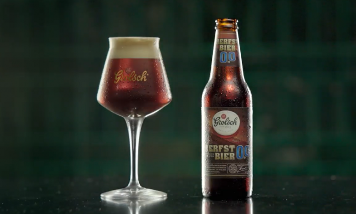 Grolsch herfstbier alcoholvrij reclame Grolsch speciaalbier glas gevuld met Grolsch Herfstbier 0.0% met het flesje ernaast